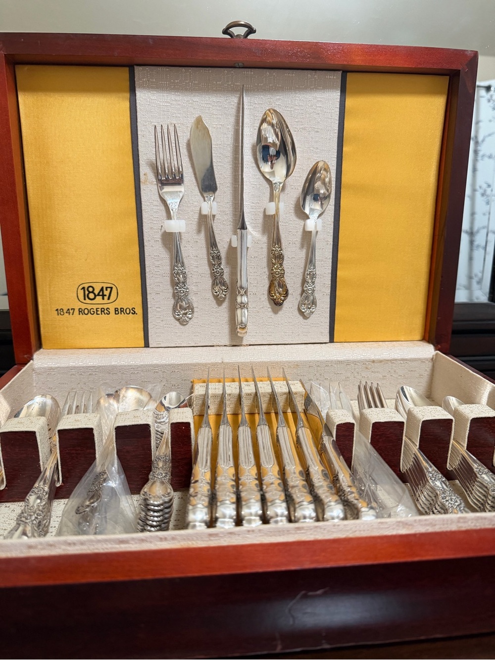 1847 Roger bros “Heritage” Silverplate Flatware– 8 pc + Serv pc /Original Chest